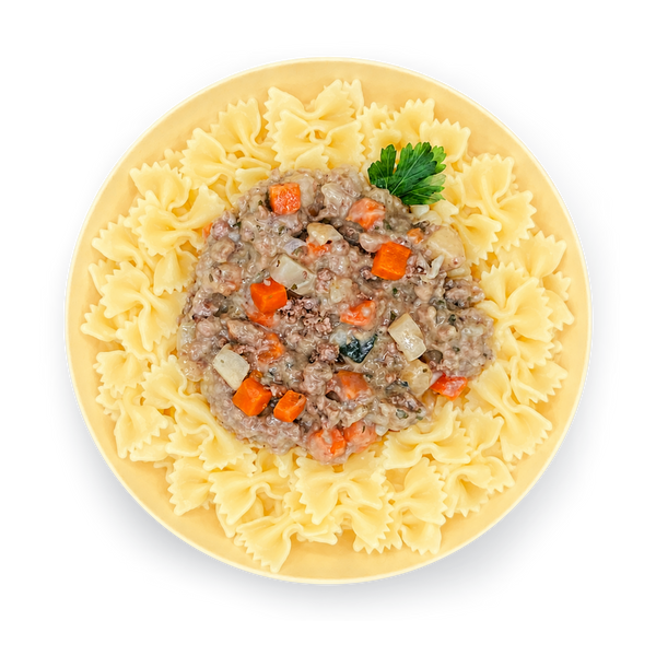 Schmetterlingsnudeln mit Gemüse und Hackfleisch in Rahmsauce